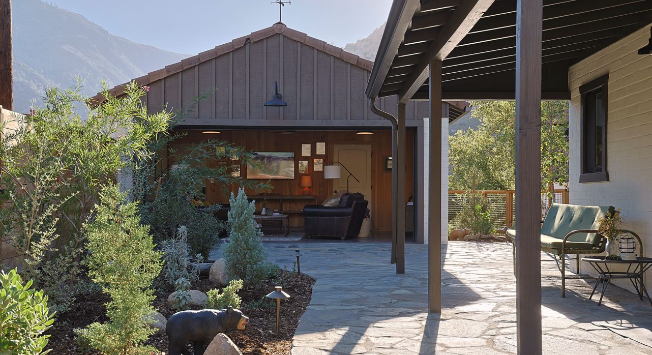 The-Meander-Front-Yard-Entry