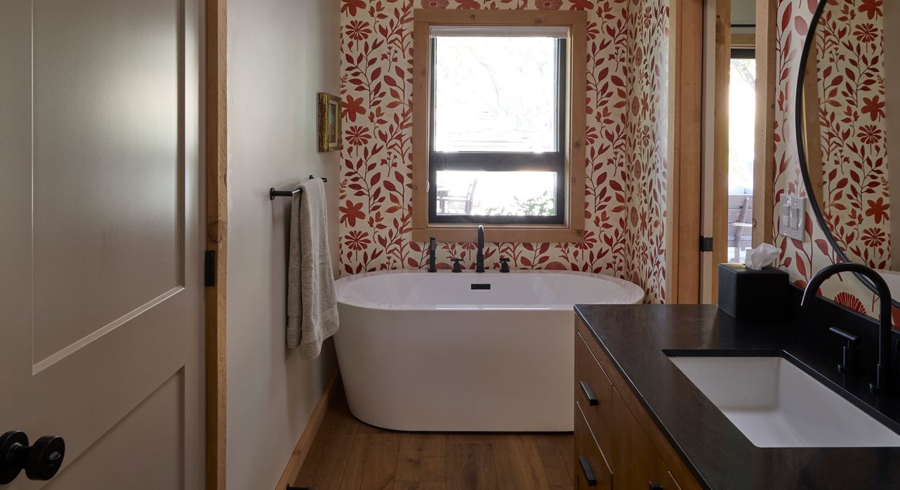Tukaway-Cabin-Tub
